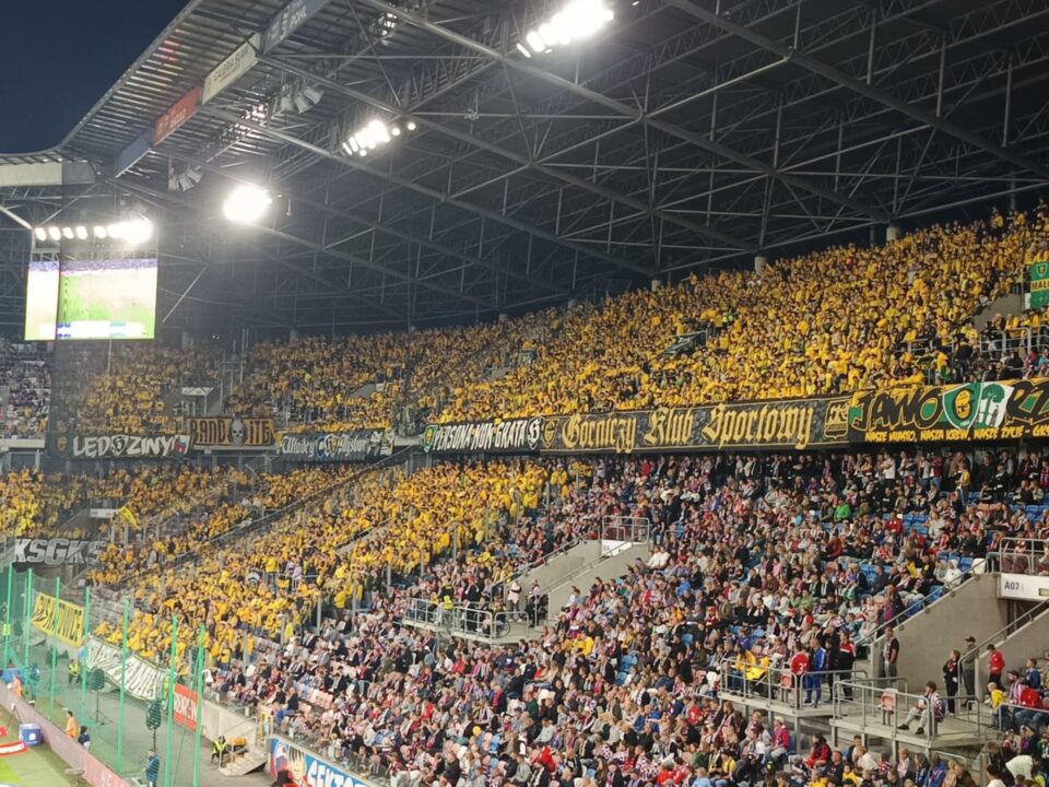 W sobotę 13 grudnia rano media społecznościowe obiegły informacje, które wywołały ogromne poruszenie w środowisku kibiców piłkarskich na Śląsku. Z wpisów publikowanych na fanowskich profilach na Facebooku wynika, że wieloletnia zgoda pomiędzy kibicami Górnik Zabrze oraz GKS Katowice miała właśnie przejść do historii. Według tych doniesień porozumienie przestało oficjalnie obowiązywać z dniem 13 grudnia.