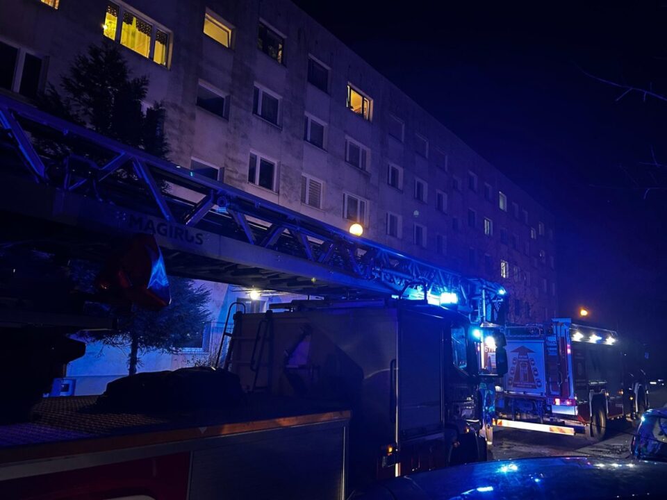 Do groźnego pożaru doszło w sobotę, 21 grudnia w jednym z budynków wielorodzinnych przy ulicy Jagodowej w Zabrzu. Zgłoszenie wpłynęło do służb ratunkowych w godzinach dziennych. Na miejsce natychmiast skierowano trzy zastępy Państwowej Straży Pożarnej, które podjęły akcję gaśniczo-ratowniczą.