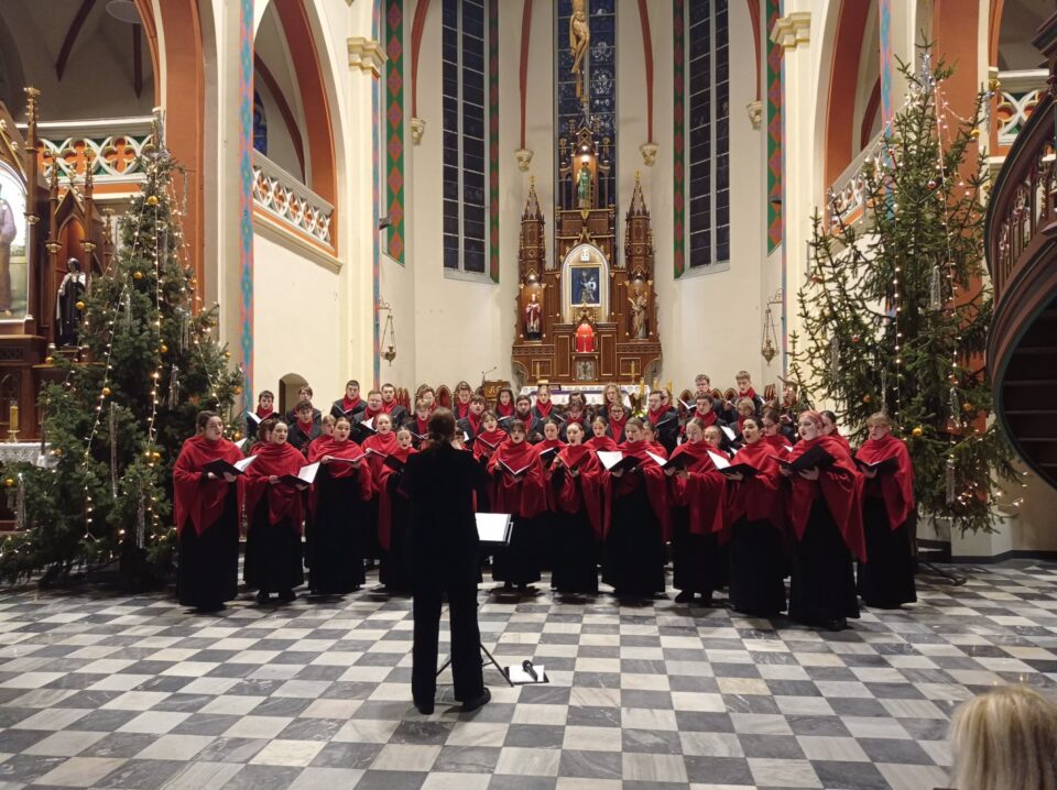 Kościół św. Wawrzyńca w Zabrzu-Mikulczycach w sobotni wieczór, 27 grudnia, stał się centrum świątecznych wydarzeń kulturalnych. Wszystko za sprawą koncertu bożonarodzeniowego młodzieżowego chóru Resonans Con Tutti, który przyciągnął około 600 słuchaczy. Wypełniona po brzegi świątynia i długie owacje na stojąco były najlepszym dowodem na wyjątkową atmosferę tego muzycznego spotkania. Portal wzabrzu.info zarejestrował wideo z koncertu i możecie je obejrzeć poniżej.