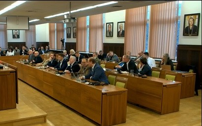 Rada Miasta Zabrze przyjęła budżet miasta na 2026 rok. Uchwałę poparło 18 radnych, 6 wstrzymało się od głosu, a 1 radny był przeciwny. Podczas sesji budżetowej wprowadzono szereg poprawek – zarówno zaproponowanych przez prezydenta miasta Kamila Żbikowskiego, jak i przez samych radnych. Dokument od początku budził emocje, a w trakcie debaty wielokrotnie podkreślano jego kompromisowy charakter.