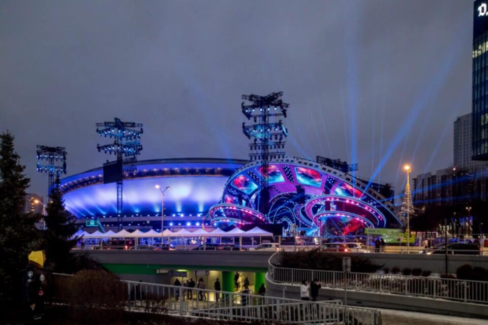 Sylwestrowa noc w Katowicach zapowiada się wyjątkowo nie tylko pod względem muzycznych emocji, ale także organizacji transportu. W związku z wydarzeniem „Sylwester z Dwójką” przed katowickim Spodkiem, Transport GZM oraz Zarząd Transportu Metropolitalnego (ZTM) przygotowali specjalną ofertę komunikacji miejskiej. Mieszkańcy całej Górnośląsko-Zagłębiowskiej Metropolii mogą liczyć na dodatkowe kursy, zmiany w rozkładach jazdy oraz bezpłatne przejazdy.