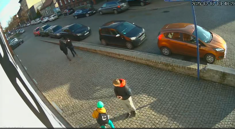 Zabrzańscy policjanci potrzebowali niespełna doby, by zidentyfikować dwóch nastoletnich sprawców aktu wandalizmu, do którego doszło w minioną środę, 17 grudnia, około godziny 14.00 przy ul. Narutowicza 1 w Zabrzu. Chłopcy rzucali kamieniami w szklane drzwi wejściowe do klubu ReShape Fitness, powodując poważne zniszczenia.