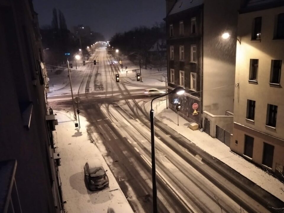 Mieszkańcy Zabrza muszą liczyć się z utrudnieniami na drogach i chodnikach. Jak informuje Instytut Meteorologii i Gospodarki Wodnej – Państwowy Instytut Badawczy (IMGW-PIB), na terenie miasta oraz w całym regionie panują warunki sprzyjające powstawaniu gołoledzi.