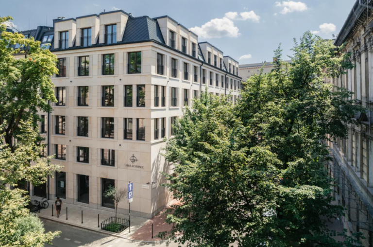 Wybór miejsca do życia w dużym mieście to decyzja, która wpływa na codzienny komfort, czas dojazdów i długofalową wartość nieruchomości. Nic więc dziwnego, że pytanie gdzie zamieszkać w Krakowie pojawia się zarówno u osób planujących przeprowadzkę, jak i u inwestorów analizujących rynek. Kraków oferuje bardzo zróżnicowane dzielnice – od historycznego centrum, przez nowoczesne osiedla, aż po spokojne enklawy zieleni. W tym artykule pomożemy dopasować lokalizację do realnych potrzeb.