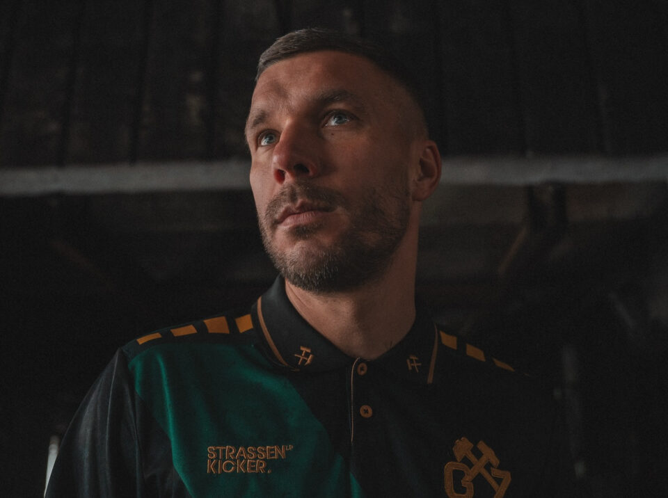 Zaledwie kilka dni po poniedziałkowej sesji Rady Miasta, na której prezydent Zabrza przekonywał, że luty jest realnym terminem prywatyzacji Górnika Zabrze, w sieci zawrzało. Lukas Podolski, ikona klubu i jeden z kluczowych inwestorów, opublikował wpis, który boleśnie weryfikuje urzędowy optymizm. Czy proces sprzedaży klubu utknął w martwym punkcie?