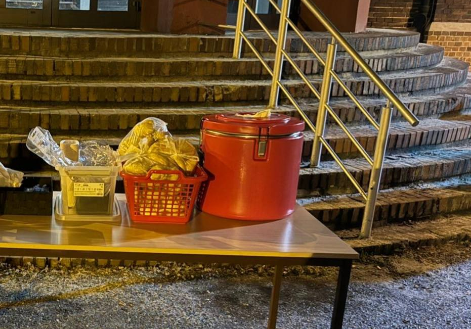 W minioną niedzielę (4 stycznia) w Zabrzu doszło do niepokojącej sytuacji. W miejskiej ogrzewalni i w plenerze, podczas wydawania posiłków zabrakło jedzenia dla wszystkich potrzebujących. Jak informują wolontariusze inicjatywy Metro Med – ratownicy z Metropolii Śląskiej, frekwencja była nawet o 50 proc. wyższa niż zwykle, a panujący mróz dodatkowo pogorszył sytuację osób w kryzysie bezdomności.