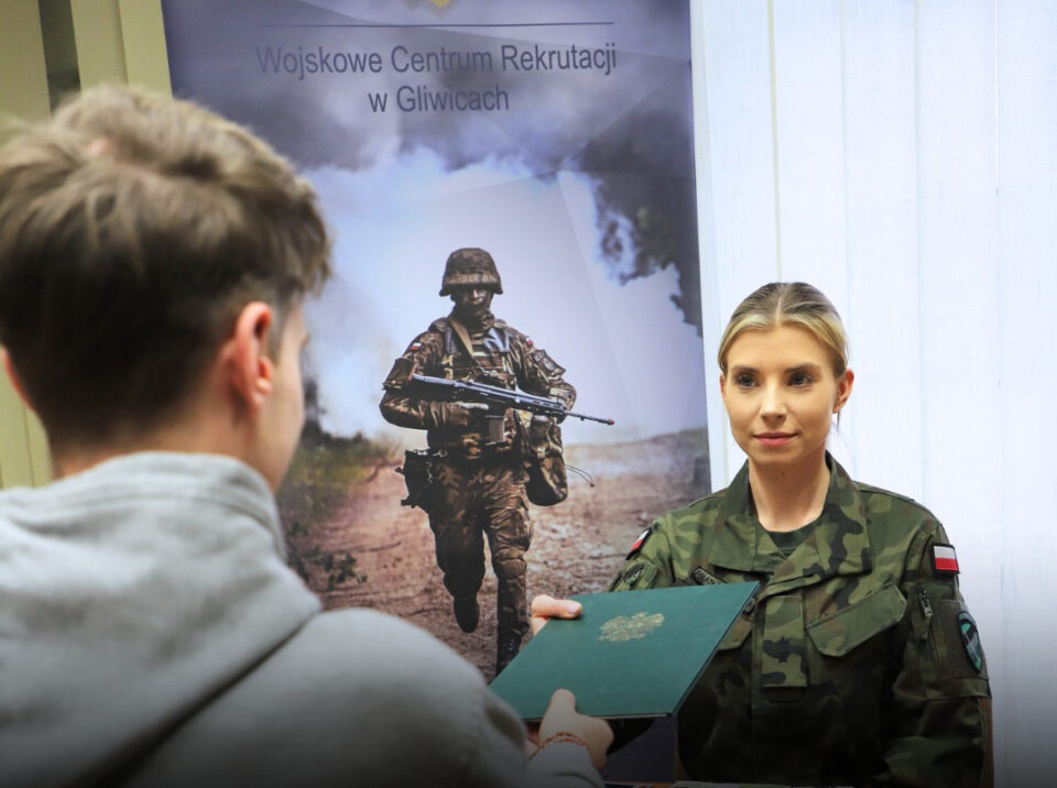 Już 2 lutego w całym kraju rusza proces kwalifikacji wojskowej. To masowa operacja – wezwania otrzyma 235 tysięcy osób, z czego aż 20 tysięcy to mieszkańcy województwa śląskiego. Dla młodych zabrzan to nie tylko formalność, ale konstytucyjny obowiązek. 
