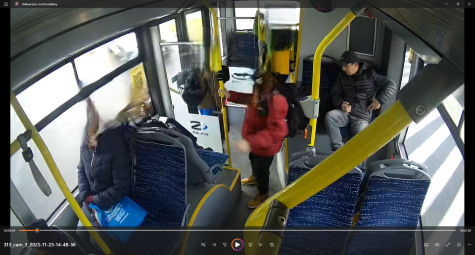 Do dramatycznych scen doszło w jednym z autobusów komunikacji miejskiej w Zabrzu. Agresywny mężczyzna rzucił się z pięściami na pasażera, dotkliwie go raniąc. Policjanci dysponują nagraniami z monitoringu i proszą mieszkańców o pomoc w ustaleniu tożsamości sprawcy.