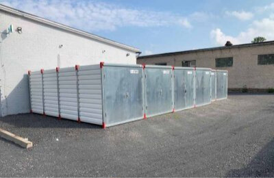 Współczesny styl życia stawia przed nami wiele wyzwań związanych z zarządzaniem przestrzenią. Mieszkania w centrach miast stają się coraz mniejsze, firmy poszukują elastycznych rozwiązań logistycznych, a zmiany życiowe takie jak przeprowadzki czy remonty wymagają tymczasowego przechowywania rzeczy. W odpowiedzi na te potrzeby dynamicznie rozwija się branża samoobsługowego magazynowania, znana powszechnie jako self storage.