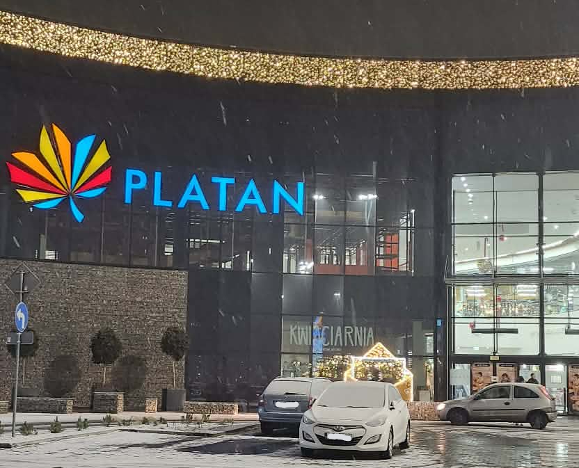 Policjanci z II Komisariatu Policji w Zabrzu zatrzymali 57 letniego mężczyznę podejrzanego o liczne kradzieże sklepowe, do których dochodziło na terenie jednego ze sklepów w centrum handlowym przy Placu Teatralnym. Jak się okazało, zatrzymany nie tylko regularnie okradał sklep przez kilka dni, ale był również poszukiwany listem gończym w związku z wcześniejszymi wyrokami.