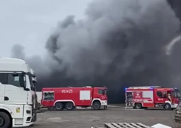 W środę, 28 stycznia, nad zachodnią częścią aglomeracji śląskiej zawisł gigantyczny słup czarnego, gęstego dymu. Przyczyną alarmu jest potężny pożar hali magazynowo-przemysłowej przy ulicy Okrężnej w Gliwicach. Do walki z żywiołem ruszyli strażacy z całego regionu, w tym liczne zastępy z Zabrza.