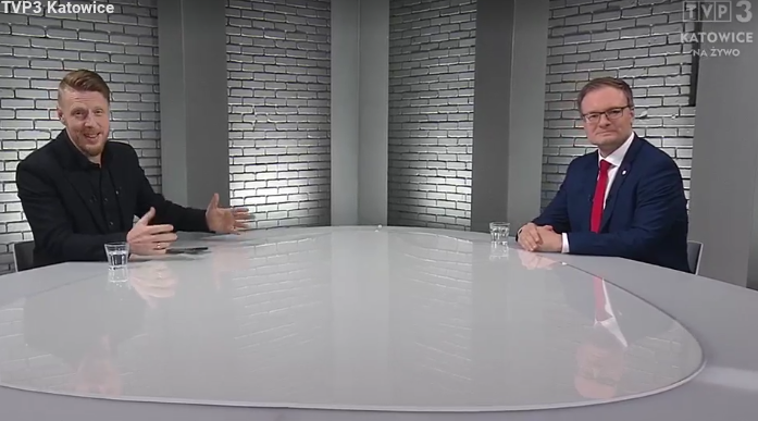 Proces sprzedaży większościowego pakietu akcji Górnika Zabrze wchodzi w decydującą fazę. Po miesiącach spekulacji, prezydent Zabrza w najnowszym wywiadzie dla TVP 3 Katowice odniósł się do przybliżonych liczb dotyczących wyceny klubu oraz jego zadłużenia. Choć kibice czekają na „biały dym”, pojawiają się kontrowersyjne pytania o kulisy negocjacji, ochronę tajemnicy handlowej i ewentualne złamanie zasady poufności.