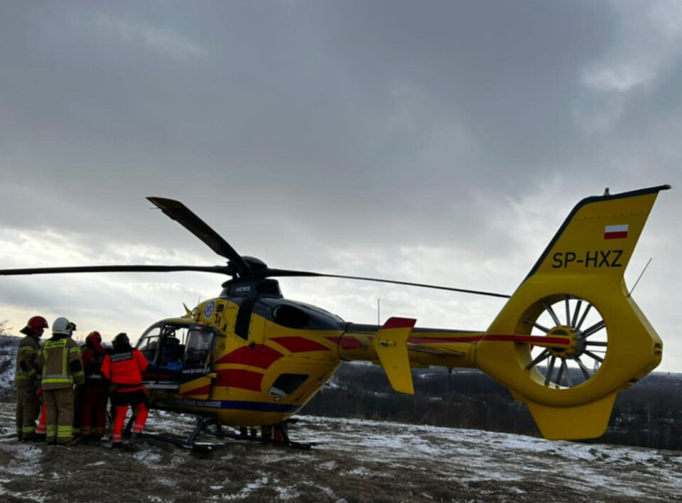 Do bardzo poważnego zdarzenia drogowego doszło w środę, 7 stycznia roku, około godziny 12:00, na ulicy Witosa w Zabrzu. W wypadku uczestniczył pieszy oraz samochód ciężarowy. Stan poszkodowanego był na tyle ciężki, że na miejsce skierowano śmigłowiec Lotniczego Pogotowia Ratunkowego.