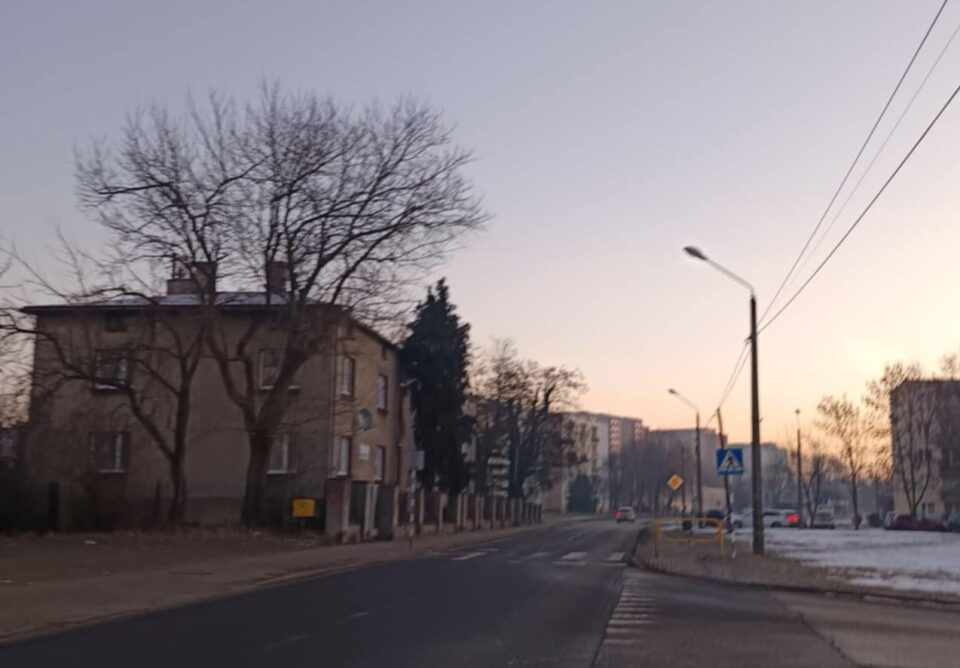 Czarny scenariusz pogodowy stał się faktem. Dzisiaj, 22 stycznia, Zabrze znalazło się w strefie bardzo złej jakości powietrza. Czujniki w całym mieście świecą na bordowo, a stężenie szkodliwych pyłów PM10 i PM2.5 przekroczyło dopuszczalne normy o kilkaset procent. Sytuacja jest alarmowa – lekarze apelują: zostańcie w domach.