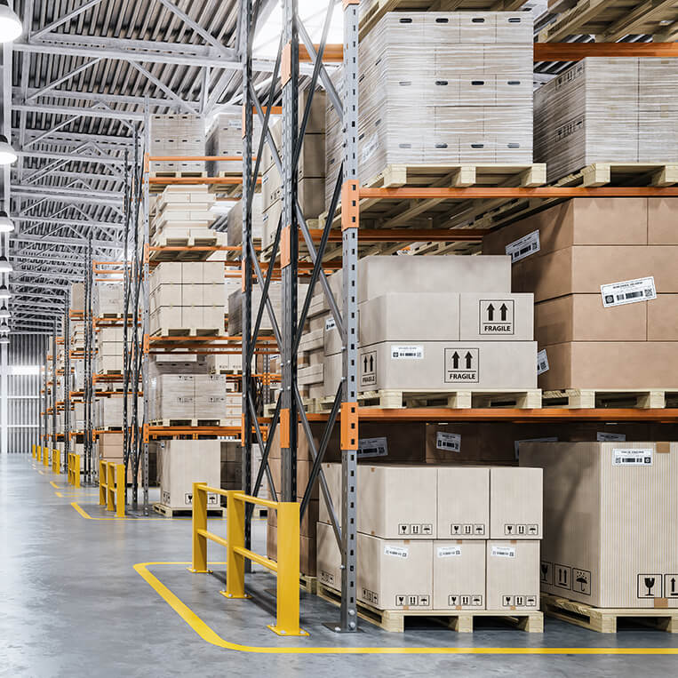 Projektowanie systemów bezpieczeństwa w obiektach wielkopowierzchniowych wymaga uwzględnienia wielu czynników środowiskowych, które w standardowych biurowcach nie mają aż tak dużego znaczenia. W halach produkcyjnych i magazynowych panują specyficzne warunki: zapylenie, zmienne temperatury czy ryzyko uszkodzeń mechanicznych. Dlatego kluczowe jest, aby profesjonalne systemy oświetlenia awaryjnego były dobierane z pełną świadomością tych zagrożeń. Prawidłowa integracja opraw z Systemem Sygnalizacji Pożarowej (SSP) to fundament bezpieczeństwa pracowników oraz mienia, a firma Awex od lat wskazuje kierunki rozwoju w tej dziedzinie.