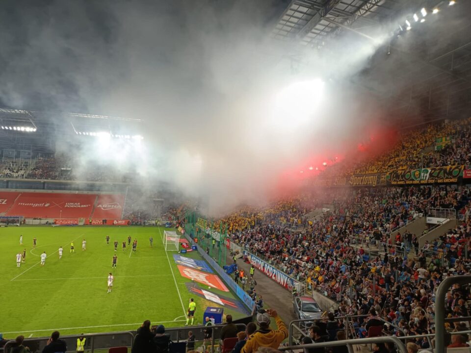 Prywatyzacja Górnika Zabrze miała być jednym z najważniejszych procesów ostatnich lat w historii miasta i klubu. Tymczasem zamiast jasnych komunikatów i spójnej narracji, Zabrze obserwuje informacyjny chaos. W zabrzańskich grupach facebook'owych trwa przerzucanie się odpowiedzialnością, wzajemne oskarżenia i manipulacje, a mieszkańcy oraz kibice coraz częściej zadają sobie jedno, fundamentalne pytanie: kto faktycznie odpowiada w zabrzańskim ratuszu za prywatyzację Górnika Zabrze?