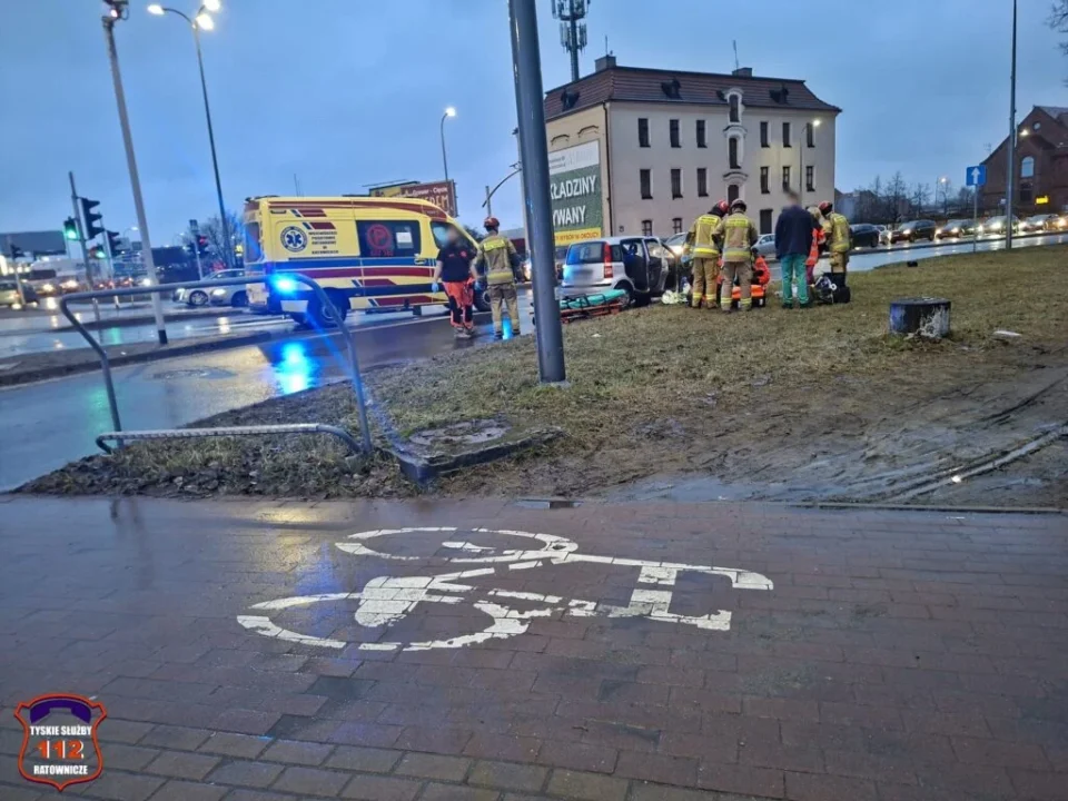 Do dramatycznych wydarzeń doszło we wtorek rano na jednym z głównych skrzyżowań w Tychach. Specjalistyczna karetka neonatologiczna ze Szpitala Klinicznego w Zabrzu, przewożąca noworodka w inkubatorze, zderzyła się z samochodem osobowym. Jak poinformował portal 112Tychy.pl, siła uderzenia była tak duża, że ambulans wylądował na słupie sygnalizacji świetlnej.