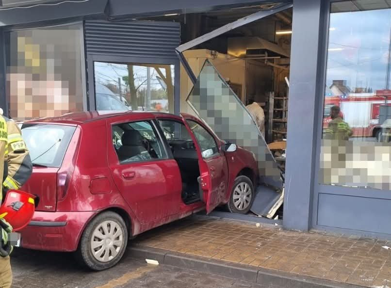 Wszyscy wiemy, że w Tłusty Czwartek kolejki po pączki bywają mordercze, ale pewien senior postanowił... skrócić sobie drogę. Dzisiaj, 12 lutego, w bytomskich Szombierkach doszło do zdarzenia, które udowadnia, że miłość do słodkości nie zna granic, a pedał gazu bywa zdradliwy.