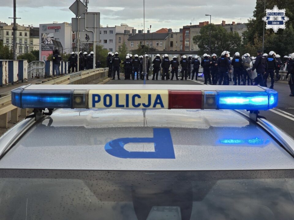 Już w najbliższą sobotę, 21 lutego, oczy wielu kibiców będą zwrócone na Zabrze. Starcie Górnika Zabrze z Pogonią Szczecin to gwarancja ogromnych emocji, ale dla mieszkańców oznacza również zmiany w organizacji ruchu. Służby mundurowe apelują o czujność: ulica Piłsudskiego zostanie całkowicie wyłączona z ruchu, a parkingi znikną już dzień wcześniej.
