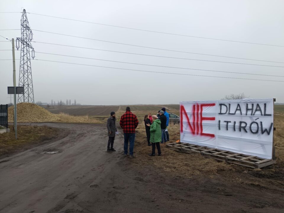 Mieszkańcy zabrzańskiej dzielnicy Grzybowice alarmują w sprawie projektu planu ogólnego miasta Zabrze. Najwięcej emocji budzą zapisy dotyczące rejonu ulicy Traktorzystów, gdzie dokument – obecnie na etapie konsultacji społecznych – przewiduje funkcję usługową. Zdaniem lokalnej społeczności może to w przyszłości otworzyć drogę do zmian miejscowych planów zagospodarowania przestrzennego i realizacji inwestycji przemysłowych, w tym hal magazynowych, w bezpośrednim sąsiedztwie domów jednorodzinnych.