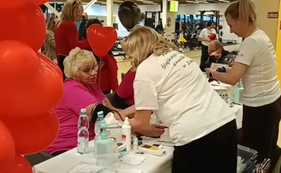 Dbaj o serce, które kochasz... Pod takim hasłem w Walentynki odbyła się prozdrowotna akcja w Klubie ReShape Fitness w Zabrzu organizowana przez Fundację Śląskiego Centrum Chorób Serca. W sobotnie popołudnie mieszkańcy naszego miasta mogli skorzystać z bezpłatnych badań i diagnostyki. Obejrzyjcie relację wideo z akcji ⬇️