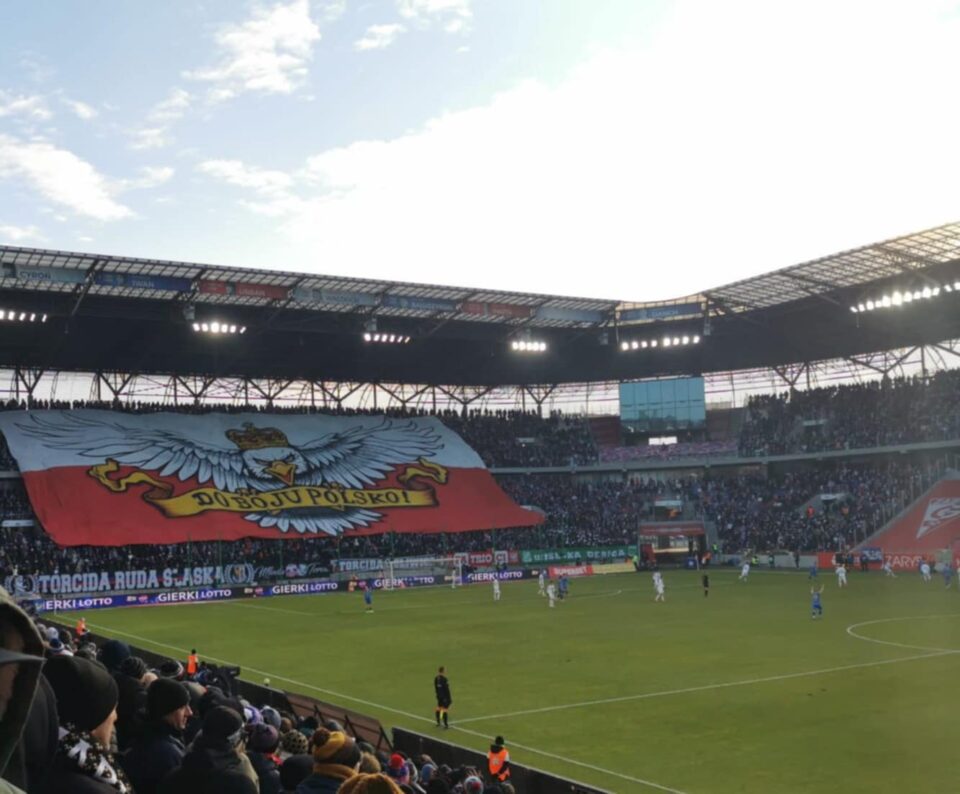 Sobotni mecz Górnika Zabrze z Piastem Gliwice przy Roosevelta 81 miał nie tylko sportowy, ale również symboliczny wymiar. Na trybunach pojawiła się bowiem objazdowa sektorówka z wizerunkiem orła, znana kibicom z wcześniejszych stadionowych prezentacji w różnych częściach kraju. Tym razem oprawa została zaprezentowana podczas ligowego starcia dwóch śląskich drużyn, wzbudzając duże zainteresowanie zarówno wśród fanów, jak i obserwatorów życia kibicowskiego w Polsce.