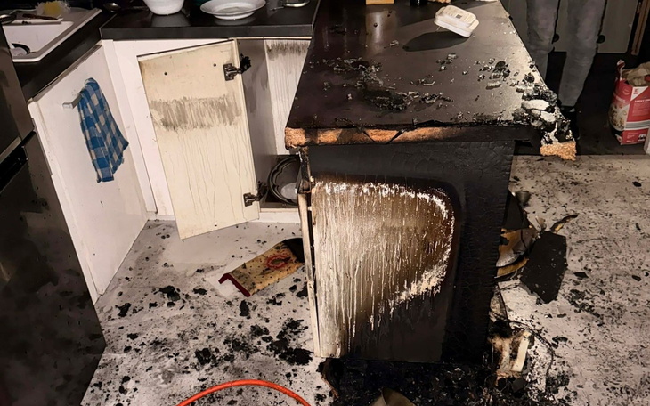 Dramatyczne chwile przeżyła pani Żaneta, mieszkanka dzielnicy Zaborze Północ i mama pięciorga dzieci. W miniony wtorek, 25 lutego, w jej mieszkaniu doszło do ulotnienia się gazu, a następnie do pożaru, który zniszczył część lokalu. Najbardziej ucierpiała kuchnia – miejsce kluczowe dla codziennego funkcjonowania wielodzietnej rodziny. Teraz kobieta prowadzi internetową zbiórkę pieniędzy na remont mieszkania i zakup nowej kuchenki.