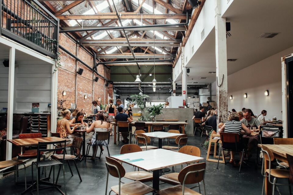 Adaptacja lokalu pod gastronomię rzadko bywa prostym „remontem pod kuchnię”. To proces, w którym spotykają się oczekiwania gości, wymagania sanitarne i przeciwpożarowe, realia budżetu oraz codzienna logistyka pracy zespołu. Najwięcej stresu pojawia się wtedy, gdy decyzje zapadają zbyt szybko albo bez sprawdzenia ograniczeń technicznych budynku. W praktyce wiele kosztownych poprawek wynika nie z błędów wykonawców, lecz z niepełnych założeń na starcie. Dlatego warto ułożyć działania w logiczną kolejność i od początku myśleć o lokalu jak o systemie: funkcjonalnym, bezpiecznym i opłacalnym.