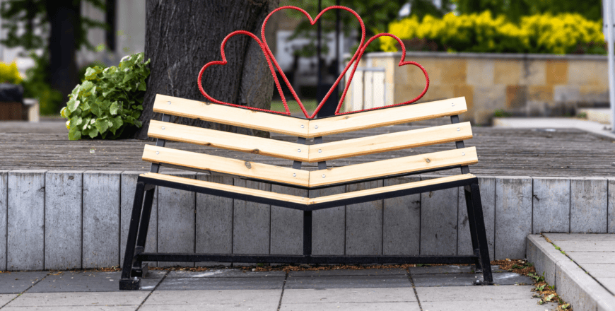 Tegoroczny dzień zakochanych w Zabrzu zapowiada się niezwykle stylowo. Miasto przygotowało dla par i singli wyjątkową ofertę, która łączy magię starego kina z romantyczną atmosferą miejskich placów. W programie m.in. wielki pokaz klasyki kina z muzyką na żywo oraz konkursy, w których nagrodą główną jest wycieczka.