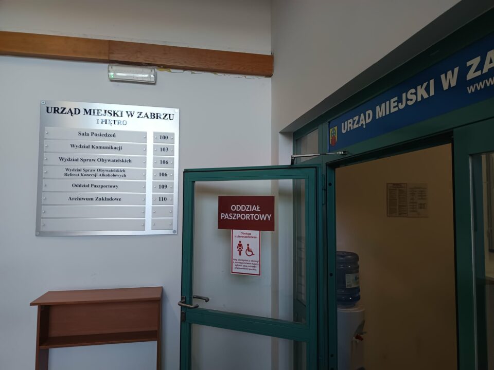 Planujesz zagraniczny wyjazd? Mamy dobrą wiadomość dla mieszkańców Zabrza. Punkt Paszportowy przy ul. Wolności wprowadził nowoczesny system rezerwacji internetowej. To koniec stania w niekończących się kolejkach – teraz konkretną godzinę wizyty ustalisz kilkoma kliknięciami.