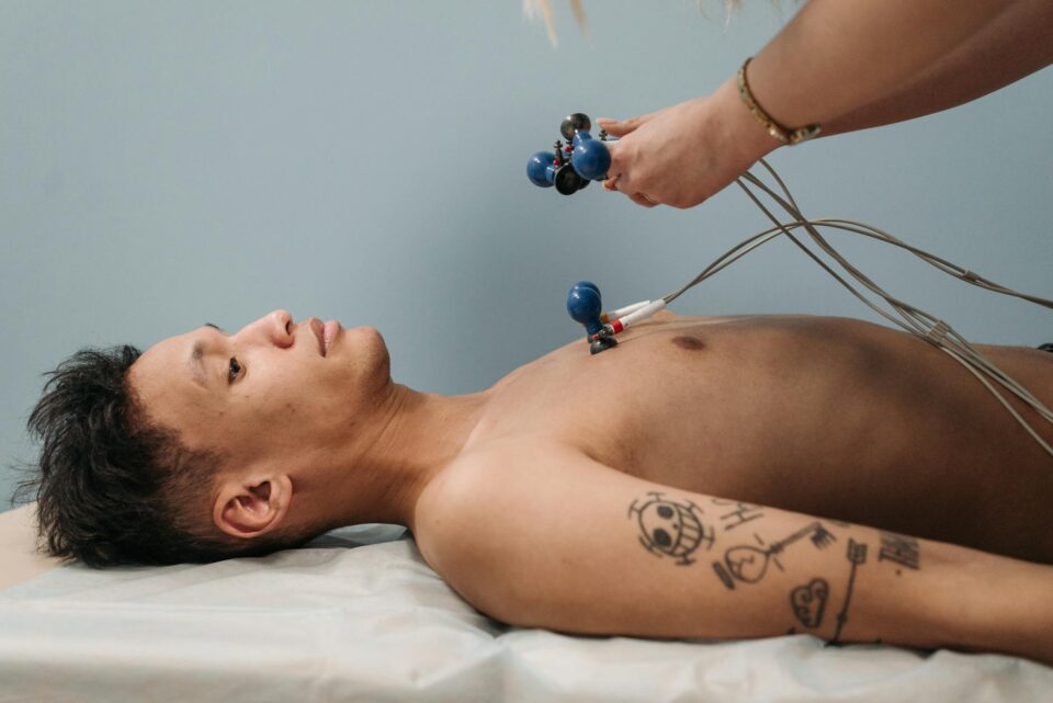 Nowoczesna rehabilitacja coraz częściej opiera się na technologiach, które wspierają naturalne procesy regeneracyjne organizmu. Jedną z najbardziej zaawansowanych metod wykorzystywanych w fizjoterapii jest INDIBA Activ – terapia, która pomaga zmniejszyć ból, przyspieszyć gojenie tkanek i poprawić funkcjonowanie układu mięśniowo-szkieletowego. Dzięki swojej skuteczności metoda ta znajduje zastosowanie zarówno w leczeniu urazów, jak i w rehabilitacji przeciążeniowej czy sportowej.