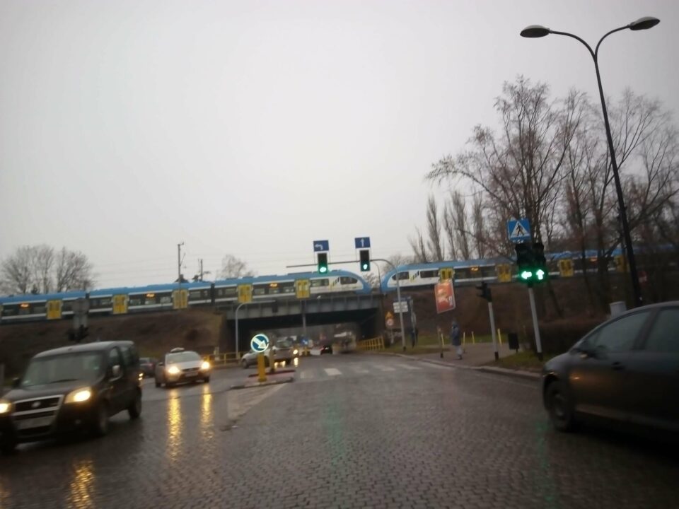 Kierowcy i piesi poruszający się w rejonie Domu Muzyki i Tańca muszą przygotować się na zmiany w organizacji ruchu. Już w najbliższą środę, 22 kwietnia, Zabrzańskie Przedsiębiorstwo Energetyki Cieplnej (ZPEC) rozpoczyna kluczowy remont infrastruktury. Prace potrwają co najmniej do końca czerwca.