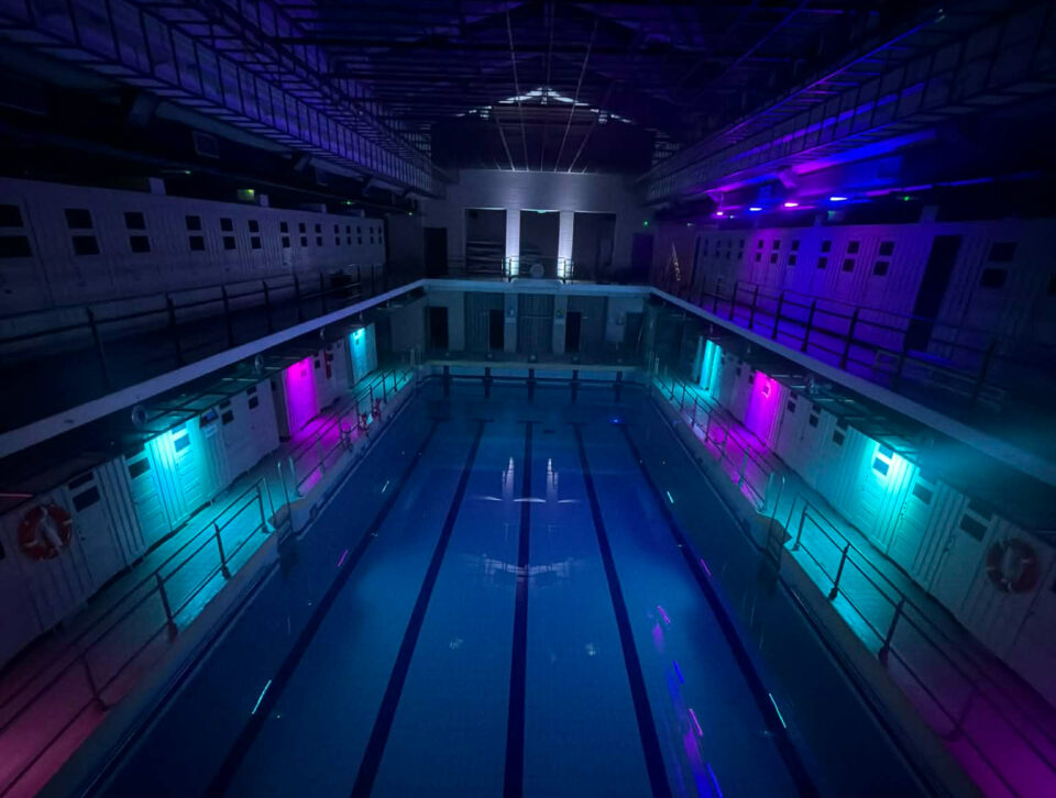 Zabrze przygotowało dla mieszkańców absolutnie hitowy weekend. Już dzisiaj, w sobotę 11 kwietnia, wnętrza zabytkowego basenu Aquarius przy Placu Krakowskim zamienią się w wielką salę kinową. Pierwsze testy techniczne i próby oświetlenia, które odbyły się w piątek, potwierdzają jedno: to będzie magiczny wieczór.