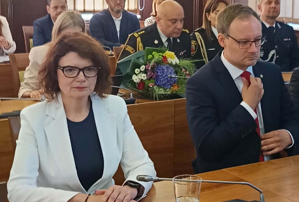 Sesja Rady Miasta w Zabrzu, która odbyła się w środę 8 kwietnia, przyniosła więcej pytań niż odpowiedzi w sprawie kondycji miejskiego skarbca. Kością niezgody stała się planowana emisja obligacji na kwotę blisko 55 mln zł. Choć prezydent Zabrza przekonuje, że to niezbędne narzędzie rozwoju, radni mają poważne wątpliwości, co do przeznaczenia tak ogromnej sumy.