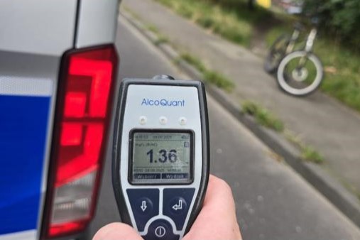 Jazda rowerem pod wpływem alkoholu to nie tylko ogromne niebezpieczeństwo, ale od dłuższego czasu także bardzo kosztowne „hobby”. Przekonał się o tym 37-letni mężczyzna, którego w minioną niedzielę zatrzymała zabrzańska drogówka. Za przejażdżkę z promilami zapłaci teraz wysoką karę pieniężną.
