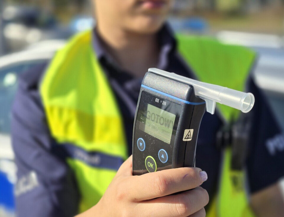 Brawura, brak wyobraźni i ponad 1,5 promila alkoholu w organizmie – to mieszanka, która doprowadziła do groźnego zdarzenia w Zabrzu. 37-letni kierowca Skody stracił panowanie nad pojazdem i zakończył jazdę na przydrożnym drzewie. Choć auto zostało mocno uszkodzone, mężczyzna może mówić o ogromnym szczęściu, że nikomu nie odebrał życia.