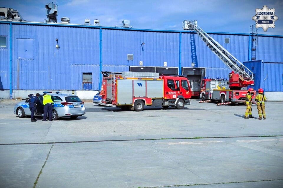 Sceny niczym z filmu sensacyjnego rozegrały się w czwartkowe popołudnie przy ulicy Korfantego w Zabrzu. Dwaj mężczyźni, którzy próbowali okraść nieczynną halę przemysłową, zostali osaczeni przez policjantów na dachu budynku. Do ich zatrzymania konieczne było użycie strażackiego podnośnika hydraulicznego.