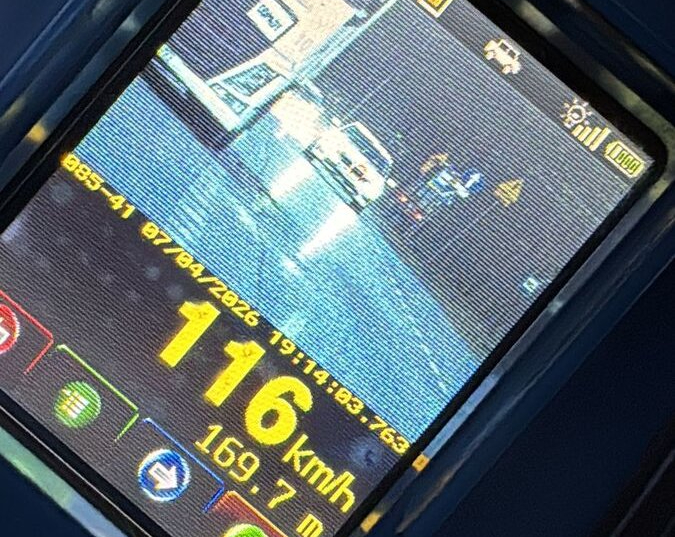 Brawura, młody wiek i lekceważenie przepisów – to mieszanka, która doprowadziła do surowych konsekwencji na jednej z głównych ulic Zabrza. 22-letnia kierująca BMW przekroczyła dopuszczalną prędkość o ponad 60 km/h w obszarze zabudowanym. Za swój pośpiech zapłaci teraz wysoką cenę.