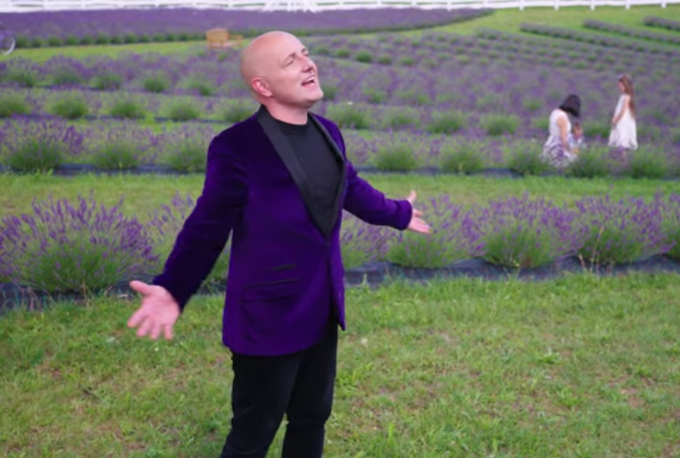 Wielkanocny Poniedziałek przyniósł fanom szlagierów wyjątkowy prezent. Rafał Bartnikowski, utalentowany wokalista z Zabrza, zaprezentował swój najnowszy teledysk do utworu „Tego chcę”. Premiera klipu to kolejny krok w błyskawicznie rozwijającej się karierze artysty, który szturmem zdobywa Szlagierową Listę Przebojów.