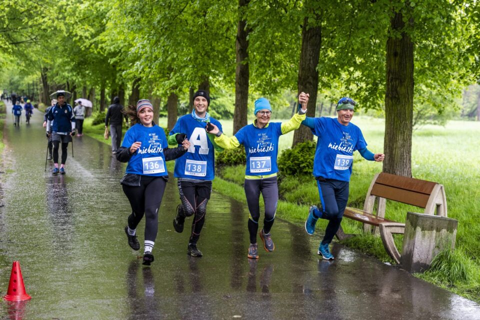 Zabrze po raz czwarty jednoczy się w szczytnym celu. W najbliższą sobotę, 18 kwietnia, Park Leśny im. Powstańców Śląskich wypełni się biegaczami, kijkarzami i ludźmi o wielkich sercach. IV Charytatywny Bieg dla Autyzmu to nie tylko sportowa rywalizacja, ale przede wszystkim realna pomoc dla uczniów Szkoły Podstawowej Specjalnej nr 41.