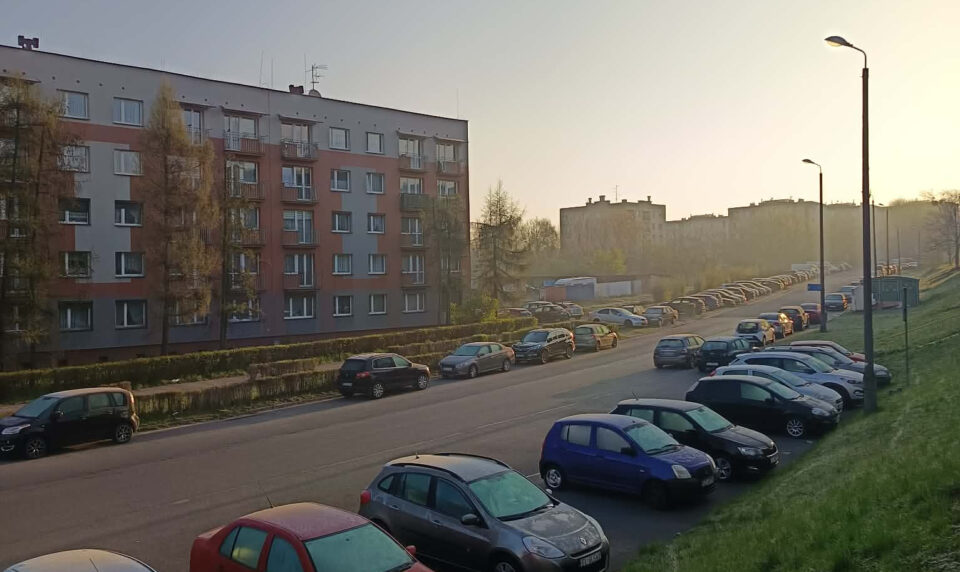 Metody oszustów stają się coraz bardziej wyrachowane. W poniedziałek, 13 kwietnia, spokojna ulica Modrzewiowa w Zabrzu stała się świadkiem podłego przestępstwa. Wykorzystując empatię 86-letniej seniorki, złodziej wtargnął do jej mieszkania i pozbawił ją biżuterii. Policjanci ostrzegają: to mogło spotkać każdego z naszych bliskich.