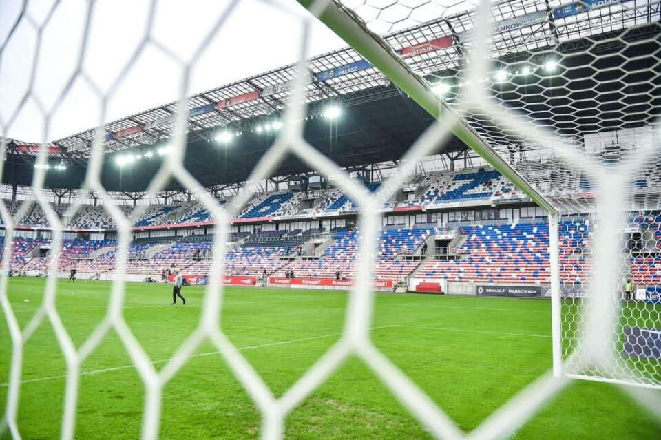 Wielkie piłkarskie święto, jakim będzie finał Pucharu Polski na Stadionie Narodowym, stało się okazją dla bezwzględnych naciągaczy. Kibice Górnika Zabrze, marzący o wyjeździe 2 maja do Warszawy na mecz z Rakowem Częstochowa, padają ofiarami internetowych złodziei. Jeden z mieszkańców Zabrza stracił w ten sposób aż 1600 złotych.