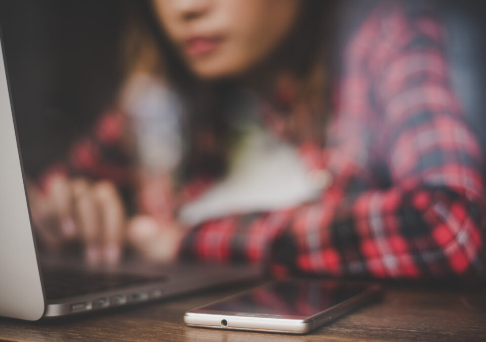 Cyberprzestępcy nie próżnują. Tylko w ciągu ostatnich kilku dni do zabrzańskiej komendy zgłosiło się sześć osób, które padły ofiarą perfidnych manipulacji w sieci i przez telefon. Rekordzista stracił oszczędności życia, wierząc w historię o „bezpiecznym koncie”. Policja ostrzega: metody oszustów są coraz bardziej różnorodne.