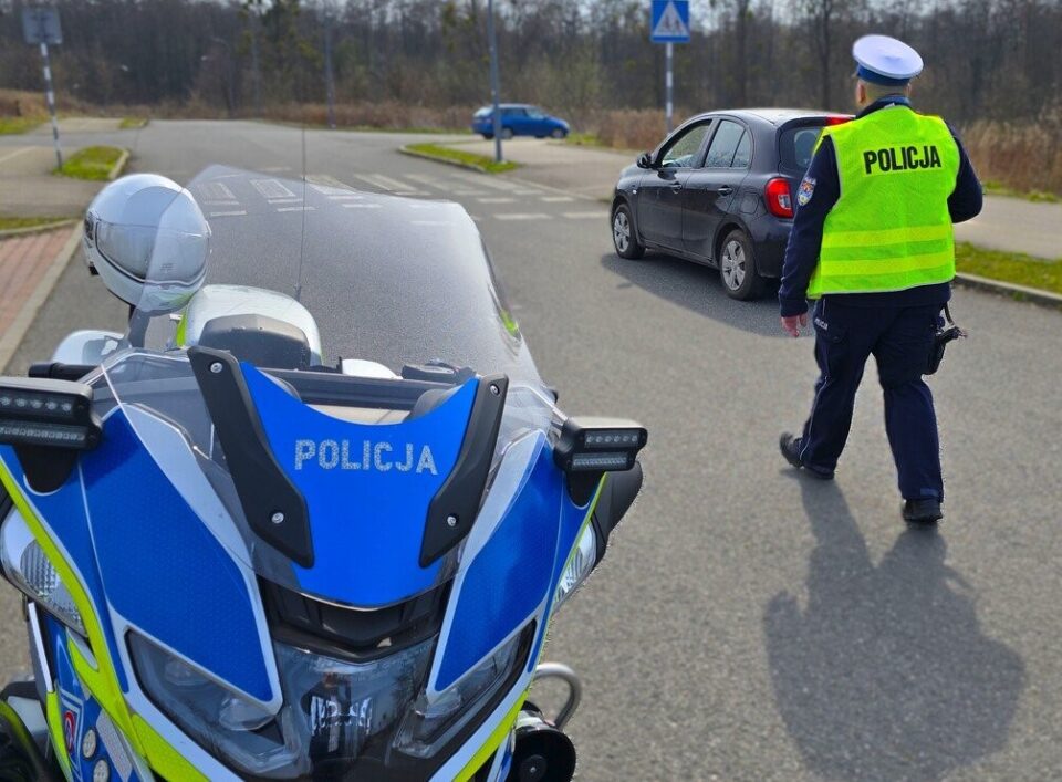Zabrzańscy policjanci zatrzymali w minioną niedzielę dwóch kierowców, którzy mimo obowiązujących zakazów prowadzili pojazdy. Jeden z nich był dodatkowo pod wpływem alkoholu. Teraz obu mężczyznom grozi kara nawet do 5 lat pozbawienia wolności.