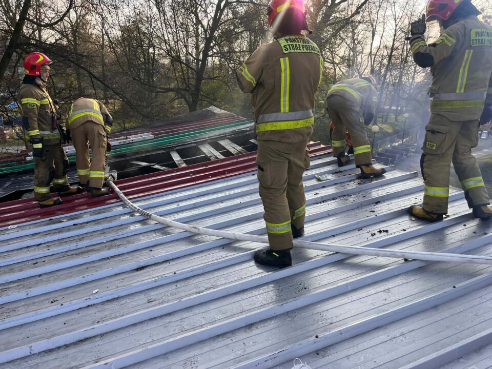 Dramat w Mikulczycach. Podczas pożaru mieszkań przy ul. św. Wawrzyńca w Zabrzu zginęła jedna osoba. Ewakuowano 10 mieszkańców. Sprawdź szczegóły akcji strażaków.