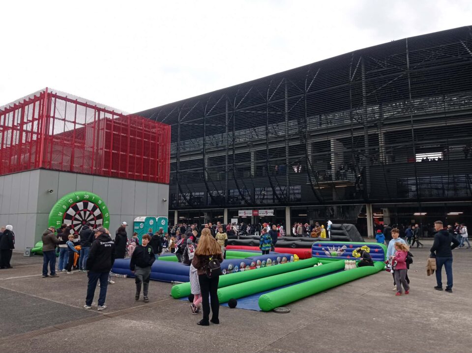 Nadchodzący tydzień w Zabrzu zapowiada się niezwykle intensywnie. Mieszkańcy mogą liczyć na bogatą ofertę kulturalną: od prestiżowych festiwali młodzieżowych i premier musicalowych, przez spacery historyczne, aż po występy gwiazd stand-upu. Sprawdź nasz szczegółowy terminarz, aby nie przegapić najciekawszych propozycji.