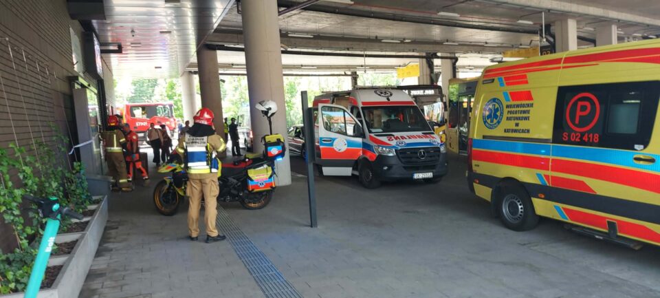 Do groźnego zdarzenia drogowego doszło dzisiaj po godzinie 13:00 w samym sercu Zabrza. Na ulicy Goethego, w bezpośrednim sąsiedztwie dworca autobusowego, kierowca autobusu miejskiego został zmuszony do gwałtownego hamowania. Wewnątrz pojazdu podróżowała m.in. liczona aż na 37 dzieci grupa przedszkolaków. W wyniku mocnego szarpnięcia maluchy masowo poprzewracały się na podłogę. Na miejscu trwa masowa akcja służb ratunkowych.