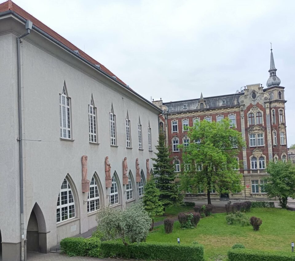Mieszkańcy oraz goście naszego miasta mogą liczyć na niezwykle intensywny tydzień pełen wrażeń. Nadchodząca oferta kulturalna i rozrywkowa w Zabrzu obejmuje zarówno warsztaty edukacyjne, projekcje filmowe, jak i wielkie wydarzenia plenerowe oraz jubileusze.