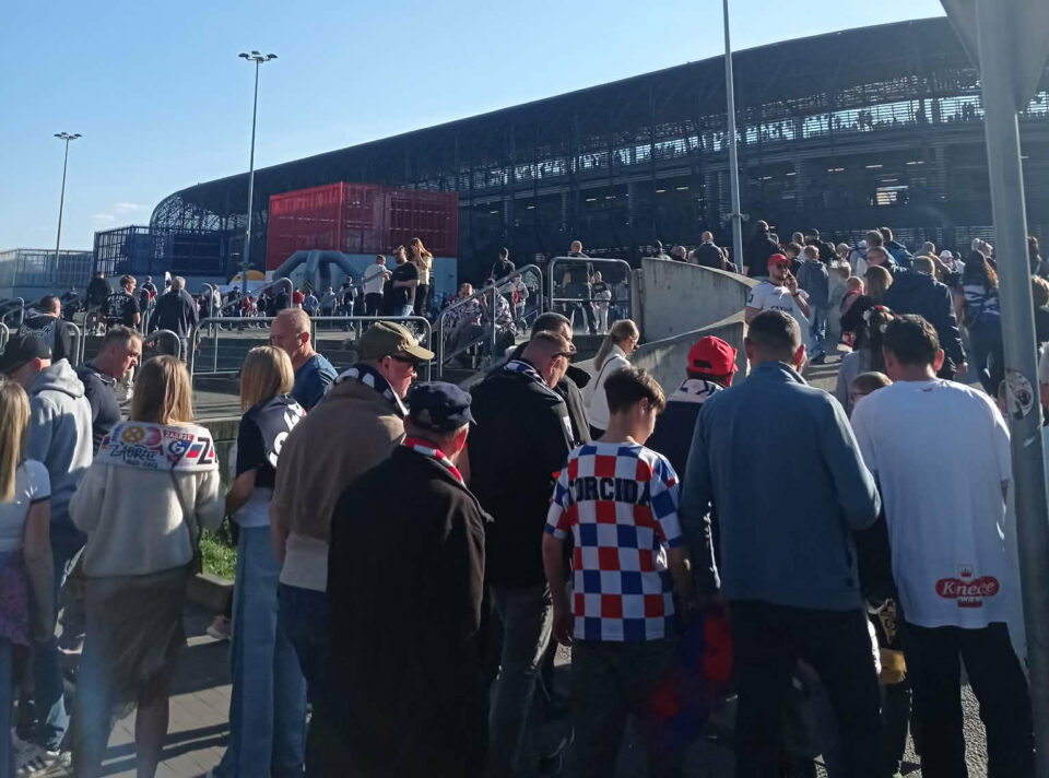 Kierowcy poruszający się po Zabrzu muszą przygotować się na spore komplikacje w ruchu drogowym. W związku z zaplanowanym meczem pomiędzy Górnikiem Zabrze a Radomiakiem Radom, przez ścisłe centrum miasta przejdzie zorganizowana grupa kibiców drużyny gości. Policja wyznaczyła strefy i ulice, na których wystąpią największe utrudnienia. Służby apelują o omijanie tych rejonów.