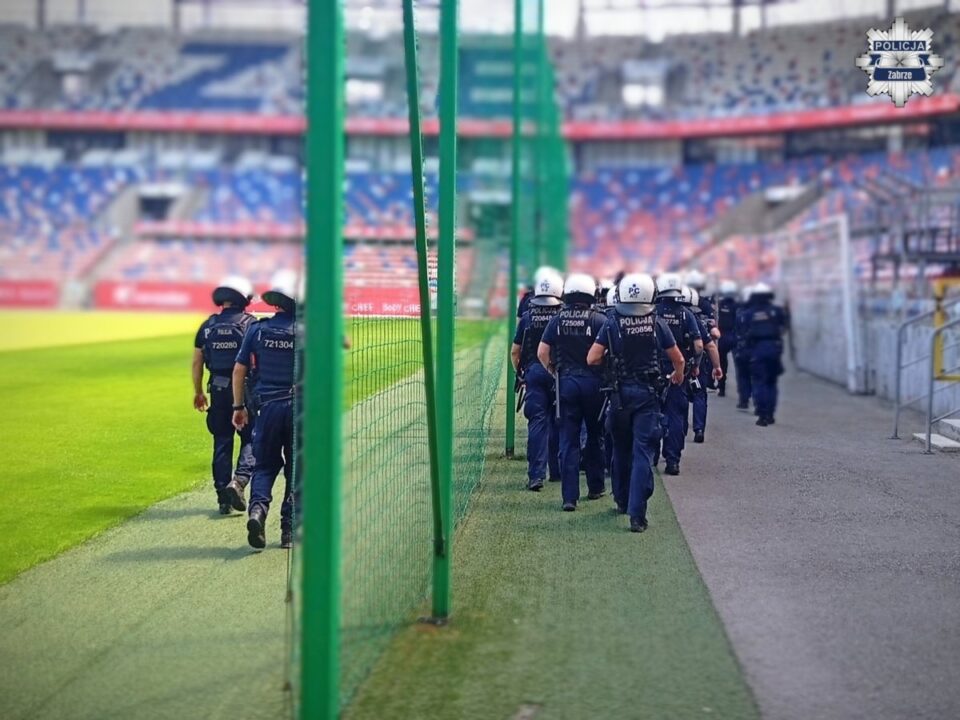 Ryk silników, policyjne sygnały i setki mundurowych na trybunach oraz murawie – w miniony poniedziałek rano stadion miejski przy ulicy Roosevelta w Zabrzu stał się areną masowych działań służb mundurowych. Tak wyglądały zakrojone na szeroką skalę ćwiczenia śląskiej policji. Wiemy, jaki był cel tej operacji.
